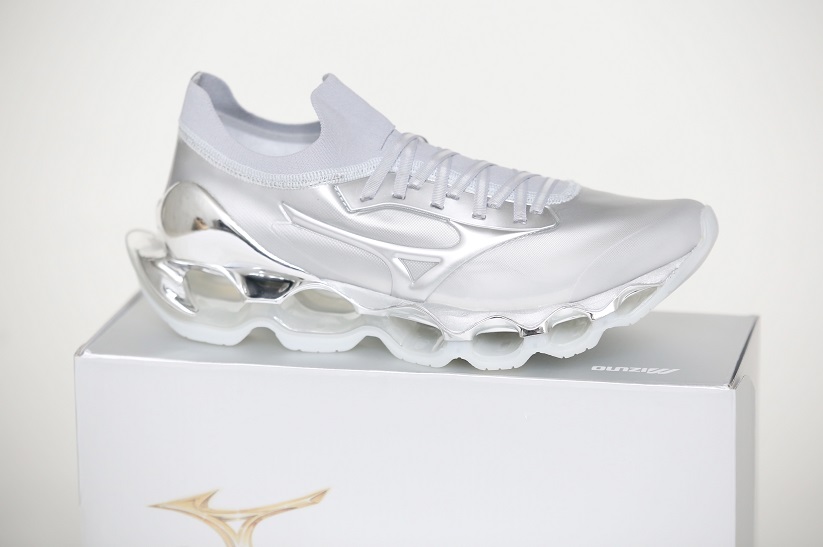 Mizuno traz conceito e arte de Hajime Sorayama para edição comemorativa ...